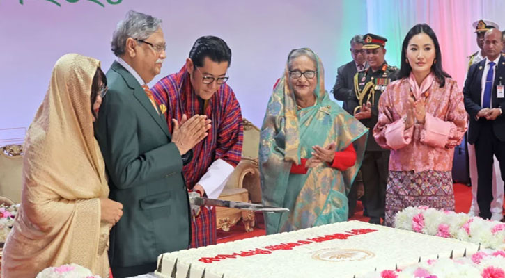 ভুটানের রাজাকে সঙ্গে নিয়ে কেক কাটলেন রাষ্ট্রপতি-প্রধানমন্ত্রী